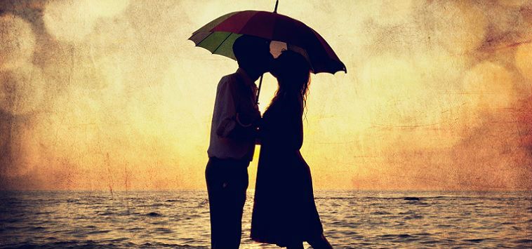 Melhores Livros Românticos para ler em 2016: casal na praia se beijando