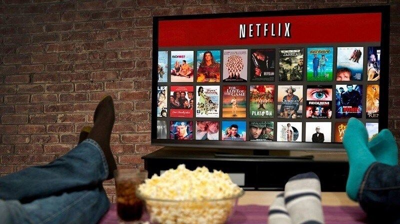 Assistindo netflix sentado no sofá