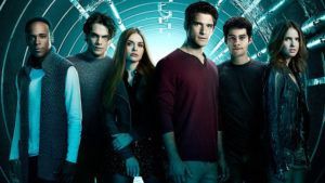 Atriz de Teen Wolf desembarca em São Paulo para evento da série